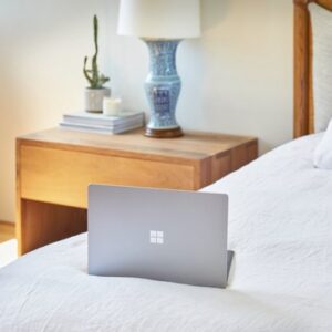 Refurbished Microsoft Surface Laptop 3 Intel® Core™ i5 i5-1035G7 34,3 cm (13.5") Touchscreen 8 GB LPDDR4x-SDRAM 256 GB SSD Wi-Fi 6 (802.11ax) Windows 10 Pro Platina
